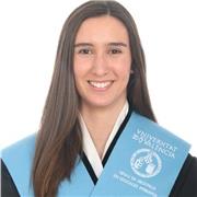 Maestra en Educación Primaria mención en Inglés, con un C1 por la EOI.